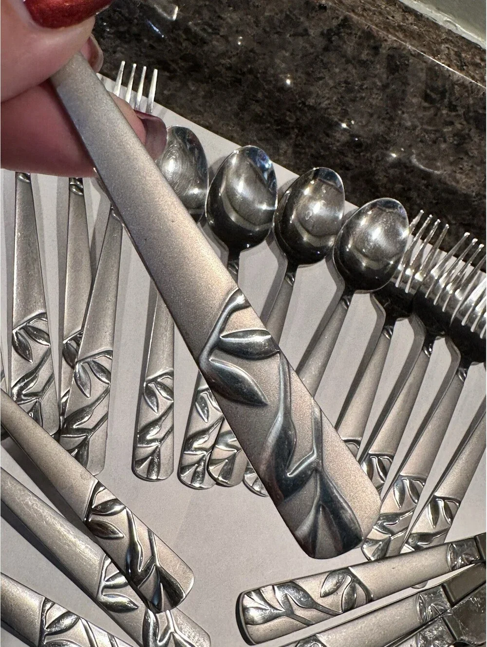 Cambridge 20-Piece Stainless Steel Flatware Set Service for 4 Leaf Pattern